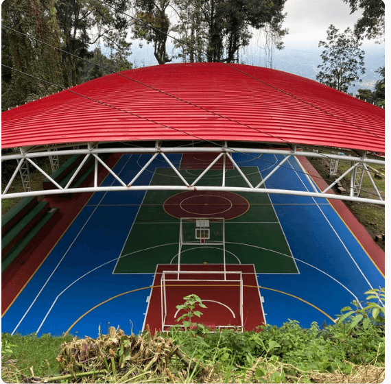 Escenario deportivo con cubierta